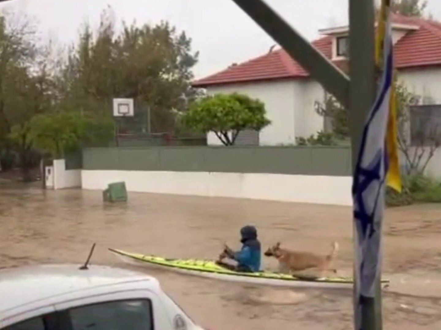 عاصفة قوية تضرب إسرائيل: فيضانات، إغلاق طرق رئيسية ومصرع سيدة في القدس