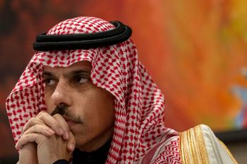 وزير الخارجية السعودي الأمير فيصل بن فرحان يحضر مؤتمرا صحفيا حول الحرب بين إسرائيل وحماس الجمعة 8 ديسمبر 2023 في واشنطن.