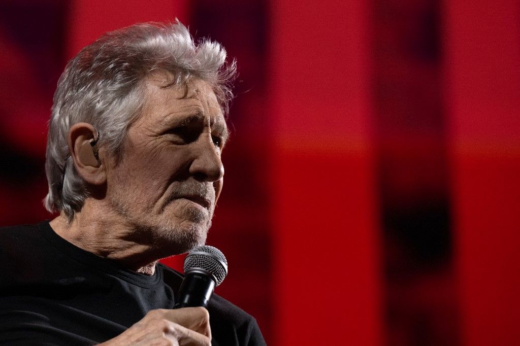 Jewish activists rush stage waving Israeli flags during Roger Waters concert