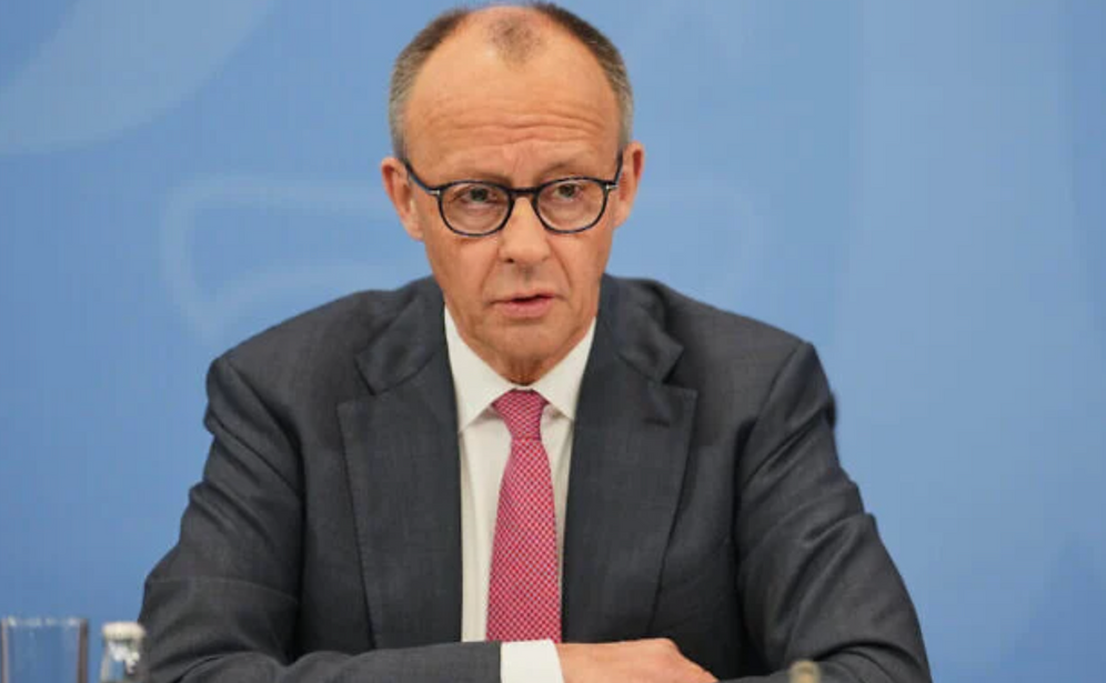 Le chancelier allemand Friedrich Merz s’exprime devant les médias à la chancellerie à Berlin, en Allemagne, le 13 avril 2026.