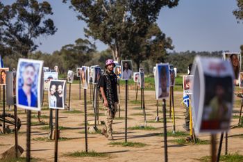 Des personnes visitent le site du massacre du festival de musique Nova, à Re'im, près de la frontière entre Israël et la bande de Gaza