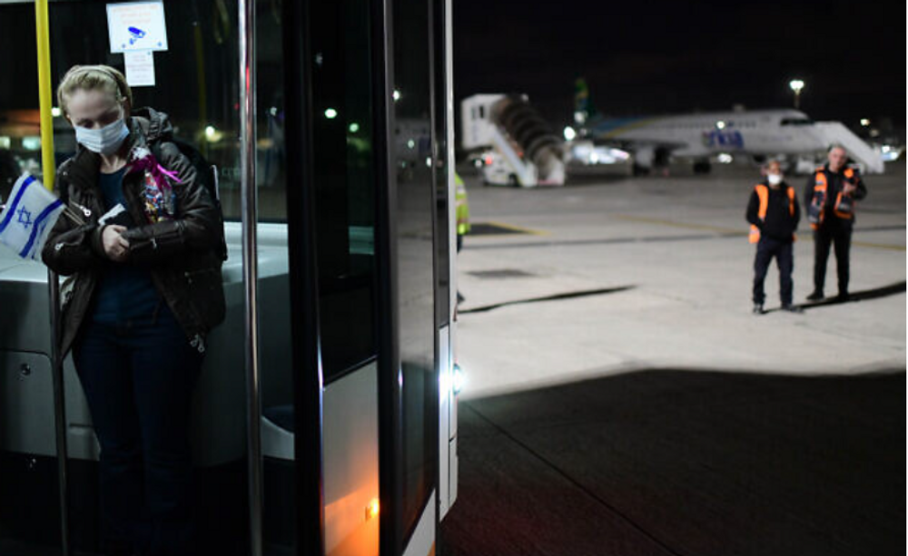 Image d'illustration | Des immigrants juifs fuyant la guerre en Ukraine à bord d'un vol organisé par le Keren Hayessod arrivent à l'aéroport Ben Gourion près de Tel Aviv, le 9 mars 2022.
