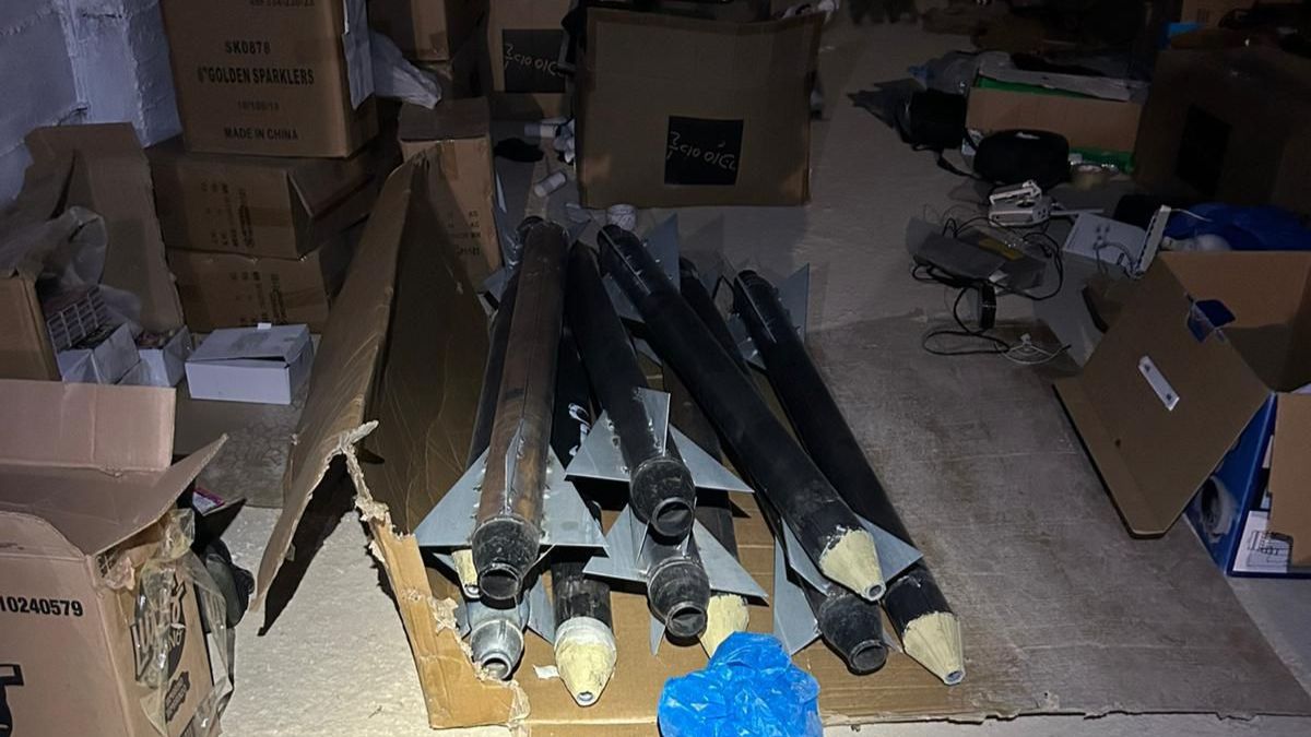 الجيش الإسرائيلي يضبط مستودع كبير من الصواريخ في منطقة رام الله