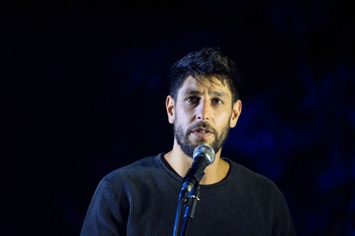 After Gaza injury, Idan Amedi returns to the stage- and to reserve duty