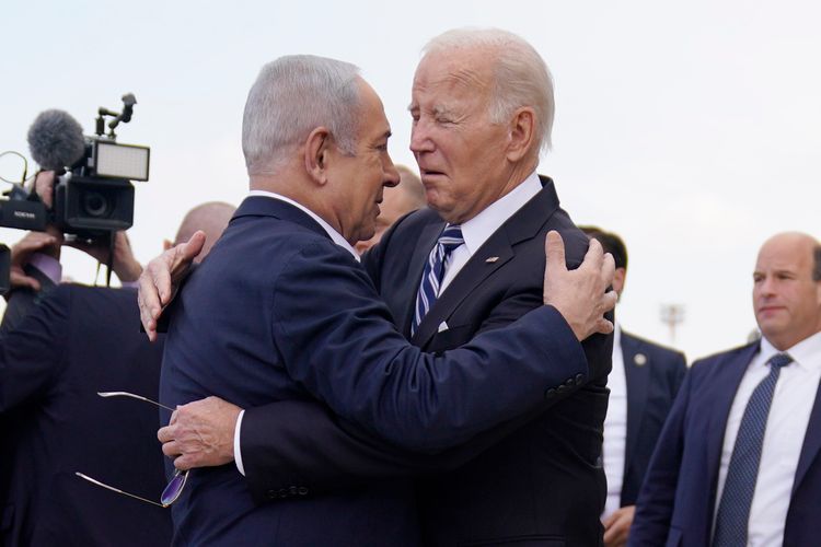 Le président Joe Biden est accueilli par le Premier ministre israélien Benjamin Netanyahu après son arrivée à l'aéroport international Ben Gourion, le 18 octobre 2023, à Tel Aviv.