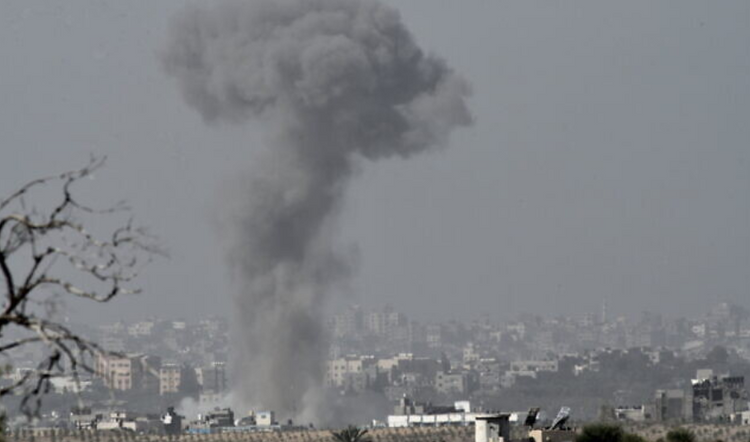 De la fumée s'élève des bâtiments démolis par les frappes aériennes israéliennes à Beit Lahiya dans le nord de la bande de Gaza le 26 octobre 2023.