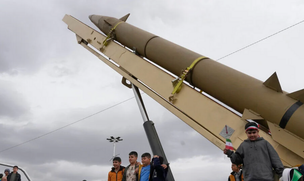 Des enfants posent sur le lanceur d’un missile iranien de fabrication nationale lors du rassemblement annuel commémorant la révolution islamique de 1979, place Azadi (« Liberté »), à Téhéran, le 11 février 2026. 