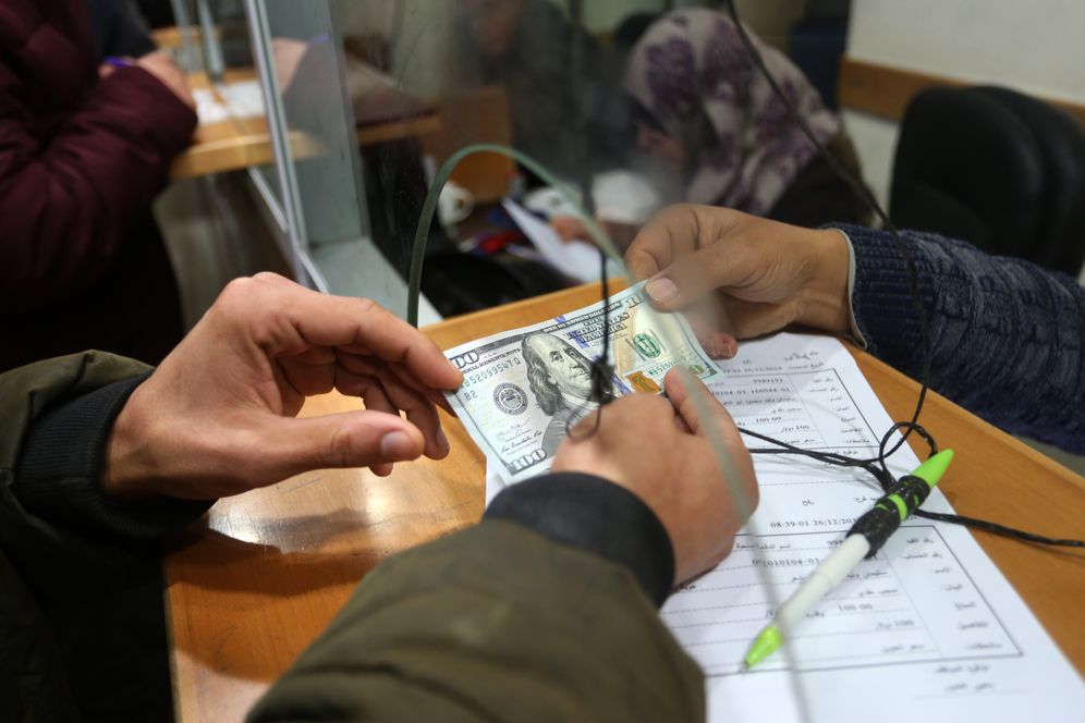 فلسطينيون في قطاع غزة يتلقون مساعدات المنحة القطرية