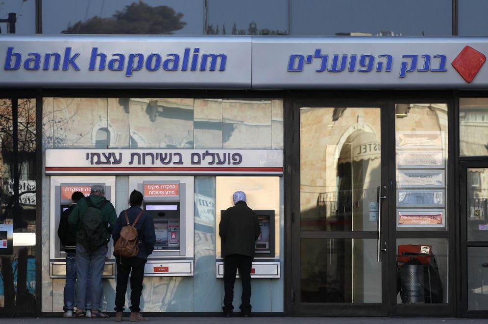 Jerusalemites take out money from ATM's at Bank Hapoalim