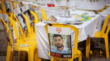 Photo de Ran Gvili, dont le corps est toujours retenu par le Hamas à Gaza, sur la place des Otages à Tel Aviv