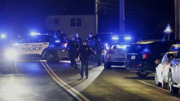 Les forces de l'ordre fouillent la zone à la recherche du suspect de la fusillade à l'université Brown, le 18.12.2025