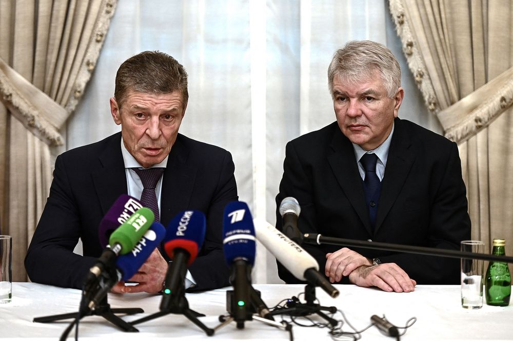 Le chef de cabinet adjoint du Kremlin Dmitry Kozak (à gauche) et l'ambassadeur de Russie en France Alexei Mechkov donnent une conférence de presse à la résidence de l'ambassadeur de Russie à Paris le 26 janvier 2022