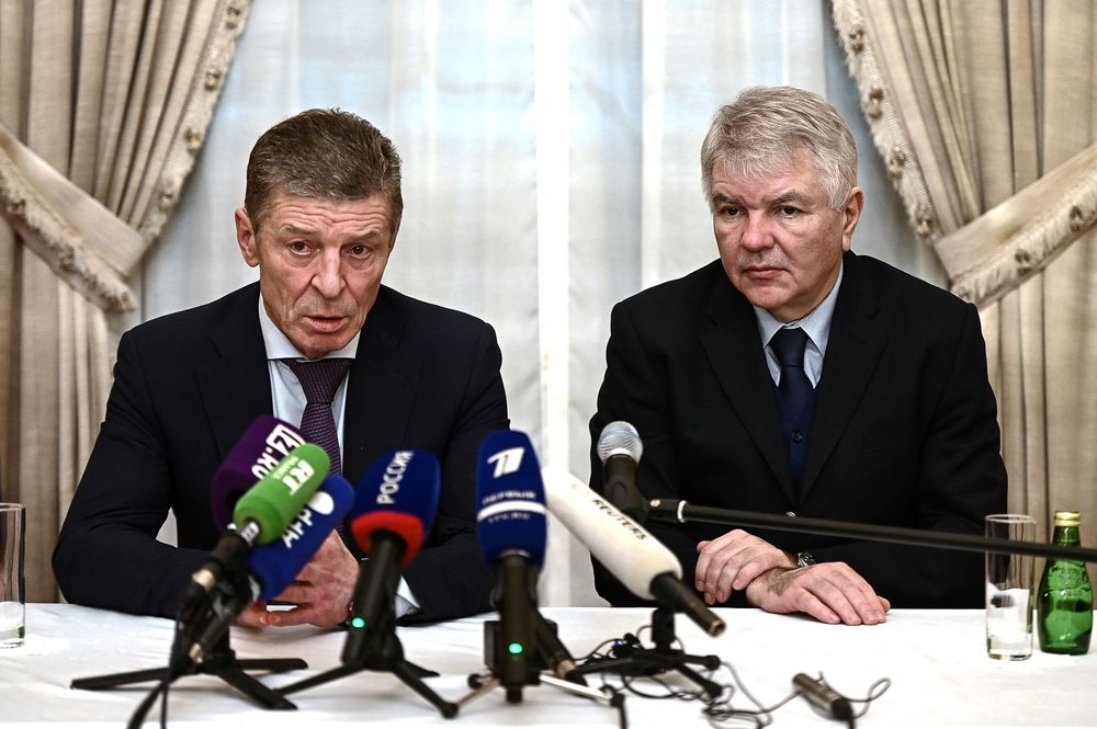 Le chef de cabinet adjoint du Kremlin Dmitry Kozak (à gauche) et l'ambassadeur de Russie en France Alexei Mechkov donnent une conférence de presse à la résidence de l'ambassadeur de Russie à Paris le 26 janvier 2022