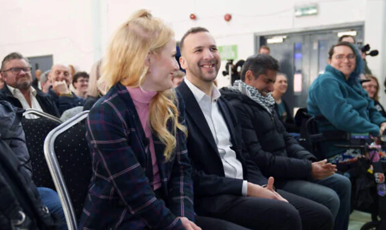 Le chef du Parti vert britannique appelle à rompre les relations commerciales et diplomatiques avec Israël