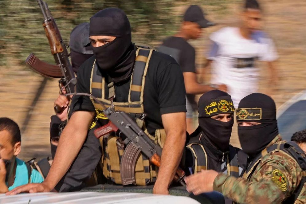 Said Khatib/AFP/Getty Images Des terroristes palestiniens se dirigent vers la barrière frontalière avec Israël depuis Khan Younes, dans le sud de la bande de Gaza, le 7 octobre 2023
