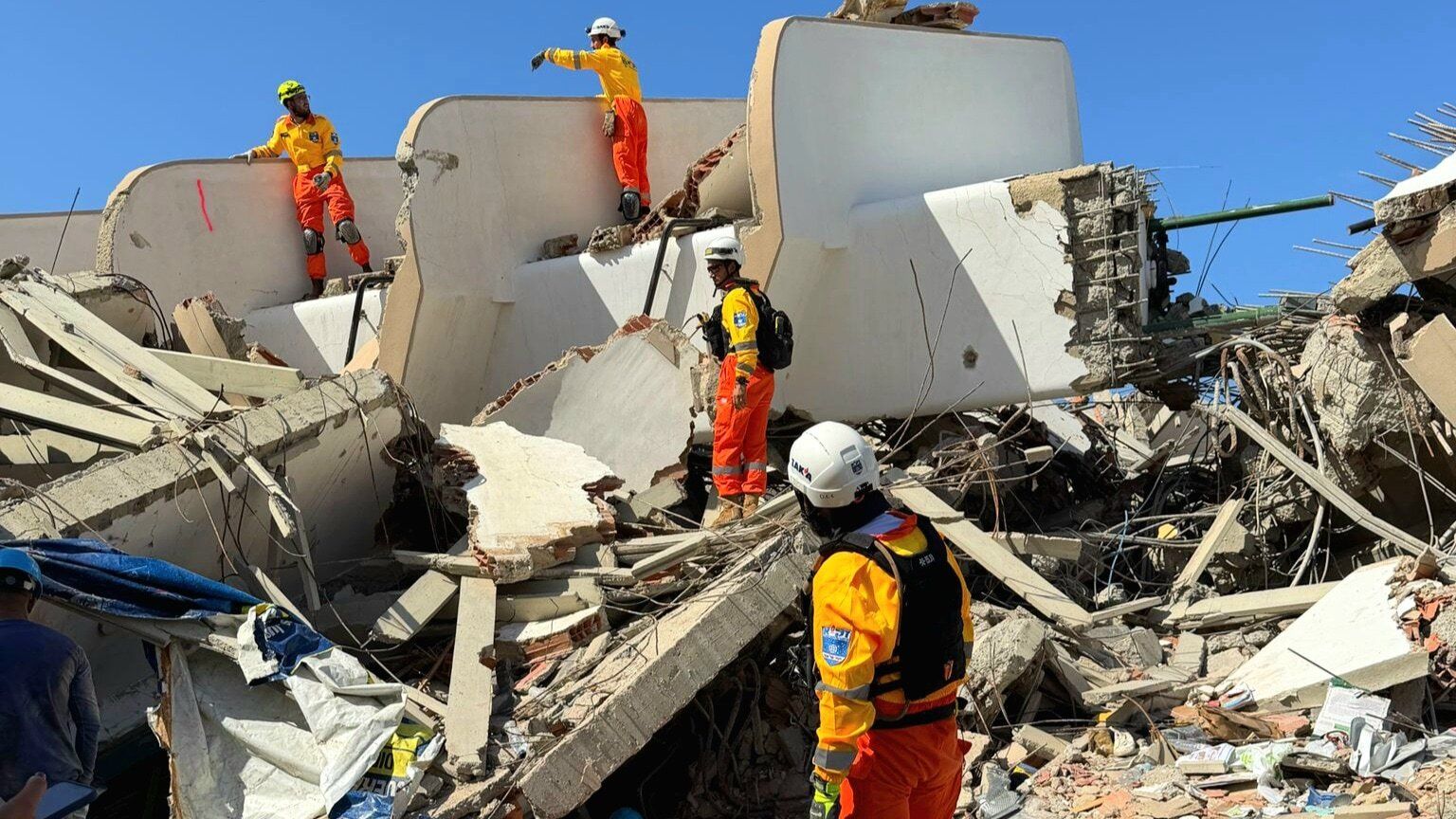 Venezuela: Israel’s ZAKA volunteers continue to search for bodies under the...