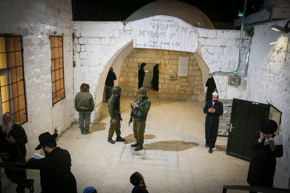 Sous la haute sécurité de l'armée israélienne, des Juifs orthodoxes prient au Tombeau de Joseph, en Cisjordanie, le 3 avril 2017