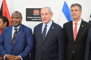 Le Premier ministre israélien Benjamin Netanyahou et son homologue de Papouasie-Nouvelle-Guinée, James Marapa (droite) ainsi que le ministre des Affaires étrangères, Eli Cohen à Jérusalem, le 5 septembre 2023
