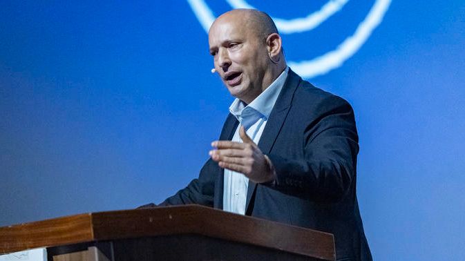 قطر غيت : نفتالي بنيت يتهم موظفي مكتب نتنياهو بتخريب العلاقات مع مصر