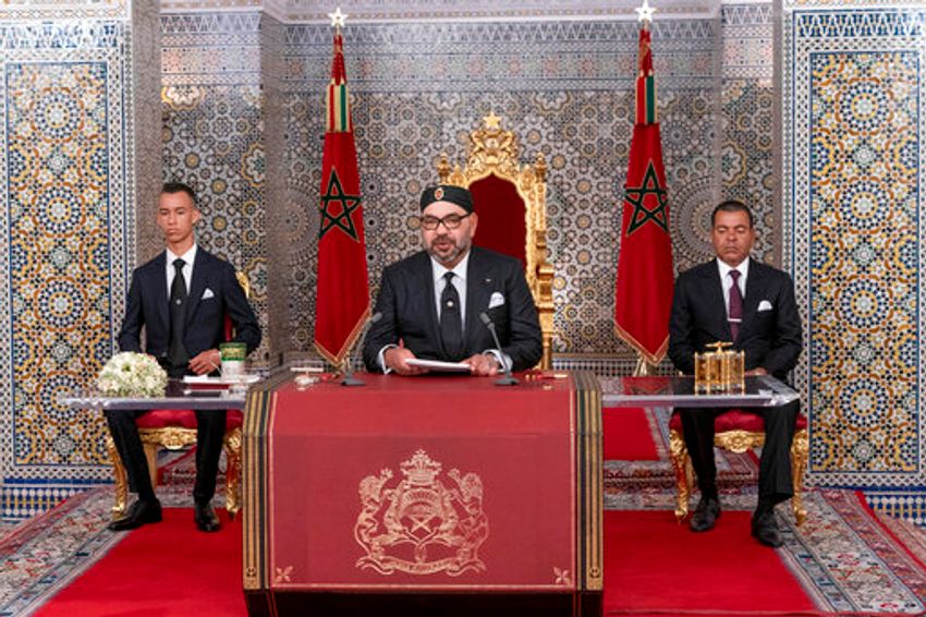 العاهل المغربي محمد السادس ، وسط ، برفقة نجله ولي العهد الأمير مولاي حسن ، إلى اليسار ، وشقيقه الأمير مولاي راشد يخاطب الأمة في كلمة بثها التلفزيون ، في القصر الملكي. في تطوان ، المغرب العاهل المغربي محمد السادس ، وسط ، برفقة نجله ولي العهد الأمير مولاي حسن ، إلى اليسار ، وشقيقه الأمير مولاي راشد يخاطب الأمة في كلمة بثها التلفزيون ، في القصر الملكي. في تطوان ، المغرب