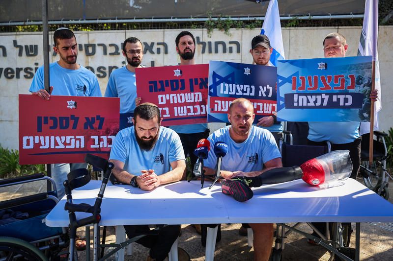 Un soldat blessé retire sa prothèse en signe de défi face à Netanyahou