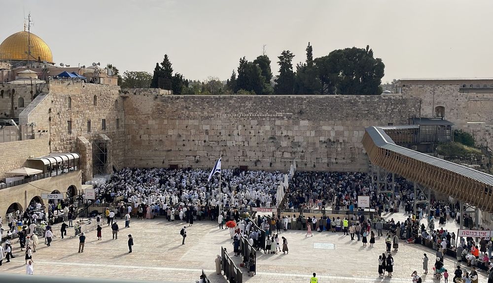 Des fidèles juifs au mur des Lamentations lors de la bénédiction des prêtres (Birkat hacohanim), le 18 avril 2022