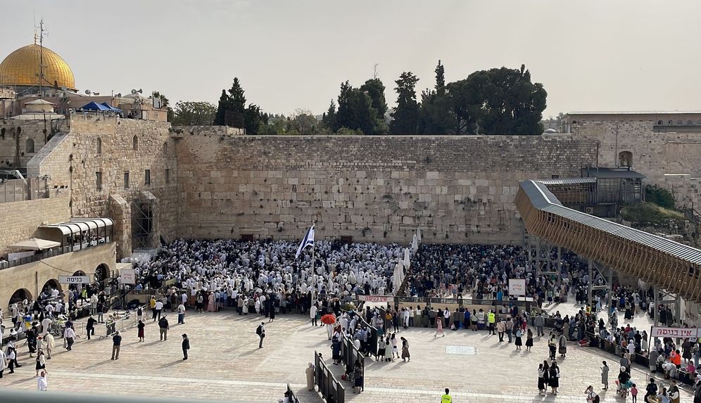 Des fidèles juifs au Mur des Lamentations lors de la bénédiction des prêtres (Birkat hacohanim), le 18 avril 2022