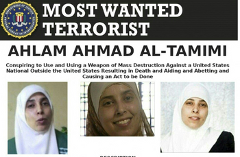 Une affiche publiée par le Federal Bureau of Investigation (FBI) des États-Unis le 14 mars 2017 montre des photos d'Ahlam Aref Ahmad Al-Tamimi, responsable de l'attentat suicide de 2001 contre une pizzeria à Jérusalem