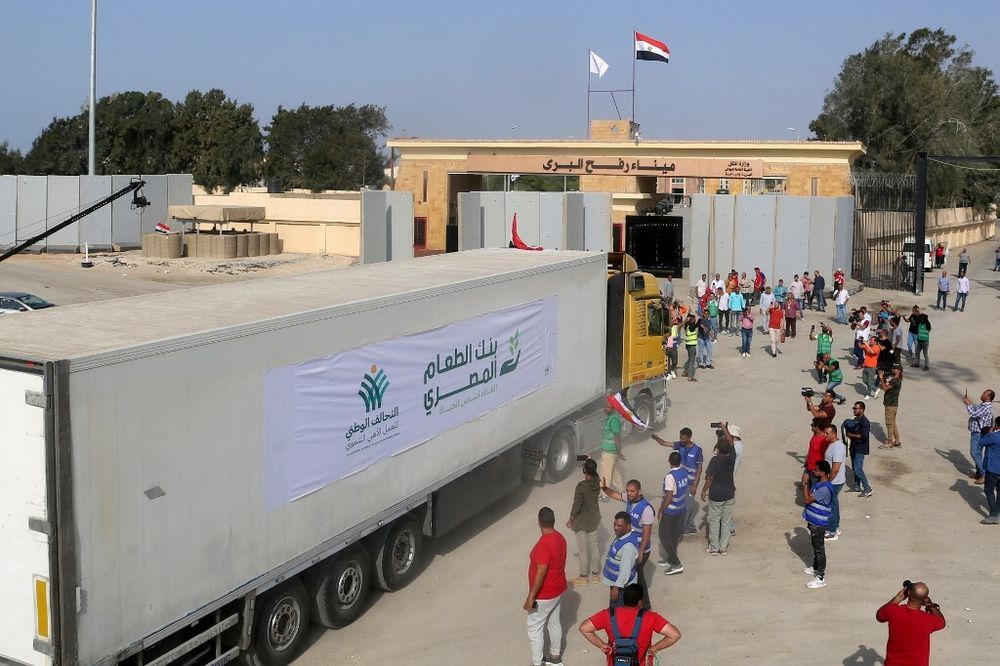 Du côté égyptien de la frontière de Rafah, un convoi de camions transportant de l'aide humanitaire traverse la bande de Gaza.