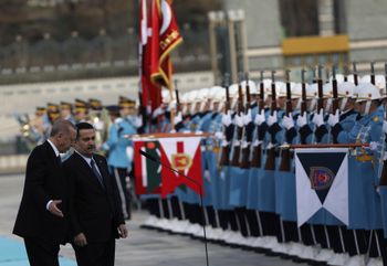 الرئيس التركي رجب طيب أردوغان، على اليسار، ورئيس الوزراء العراقي محمد شياع السوداني يستعرضان حرس الشرف العسكري خلال حفل ترحيب في أنقرة، تركيا، الثلاثاء، 21 مارس 2023.