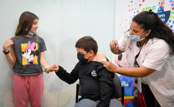 Un enfant israélien reçoit sa deuxième injection du vaccin COVID-19 au centre de vaccination pour enfants Clalit à Kfar Saba, le 13 décembre 2021.