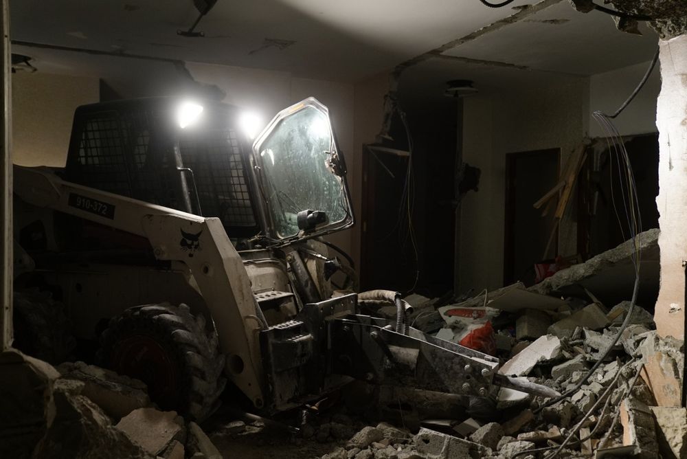Des bulldozers israéliens démolissent la maison d'Arafat Irfaiya, le terroriste palestinien accusé d'avoir violé et tué Ori Ansbacher, une adolescente israélienne