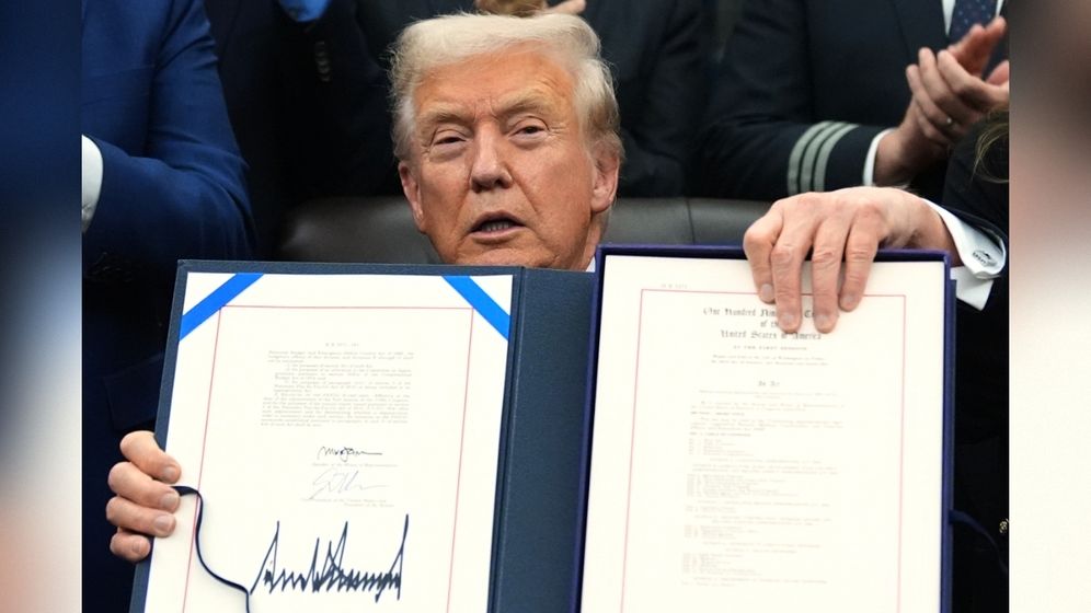 دونالد ترامب لحظة توقيع الأمر الذي أنهى الإغلاق الحكومي، 12/11/2025