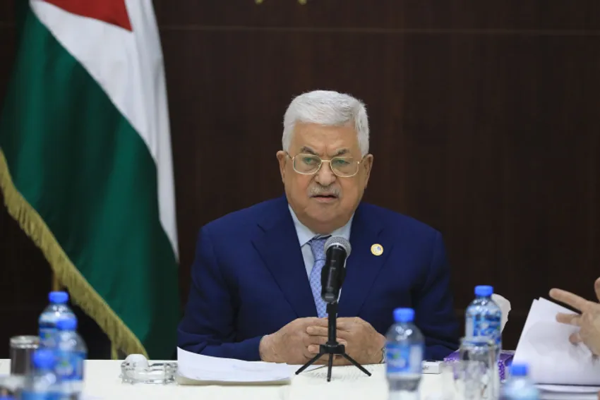 パレスチナ大統領のマフムード・アッバスは、2019年10月3日にヨルダン川西岸の都市ラマラでパレスチナ解放機構の実行委員会のメンバーと会談します。