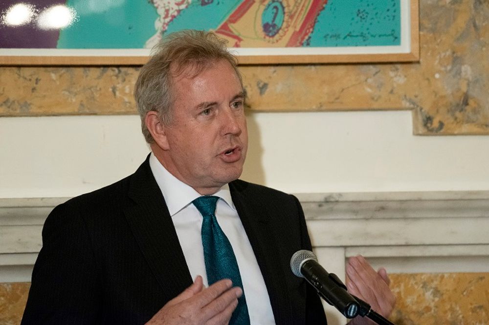 british-ambassador-to-us-resigns-after-row-sparked-by-leaked-memos