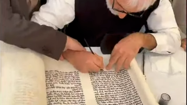 Rom Braslavski achève un rouleau de la Torah commencé pendant sa captivité à Gaza