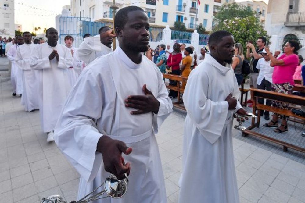 Tunisie Des Centaines De Catholiques Et De Musulmans En Procession