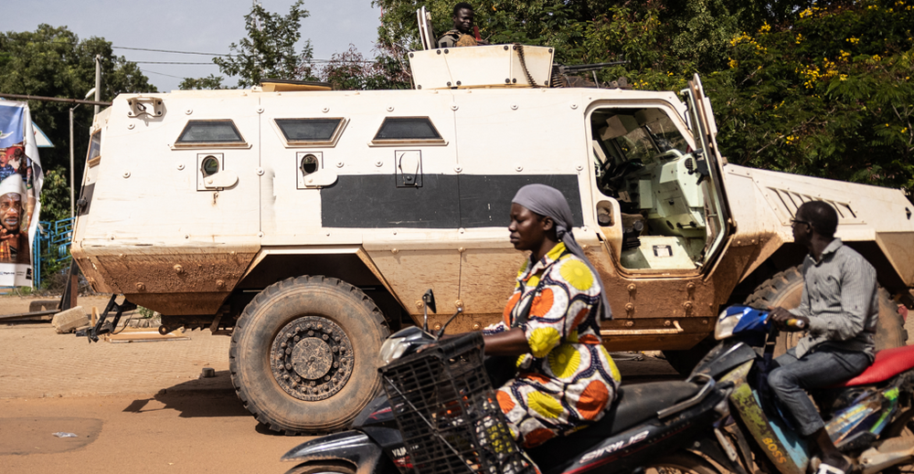 Un véhicule militaire est vu devant la télévision nationale du Burkina Faso, à Ouagadougou, le 1er octobre 2022