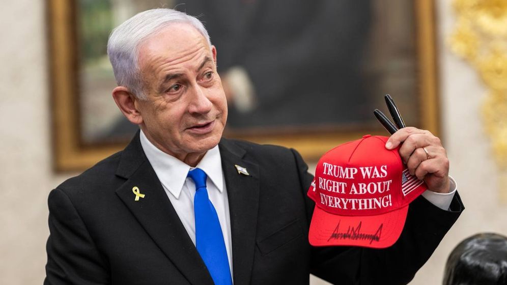 Benjamin Netanyahu holding the cap given to him by the US president with the inscription "Trump was right about everything", 07/09/2025