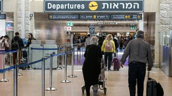 נוסעים בדרך לטיסה, נמל התעופה בן גוריון, תל אביב, ארכיון