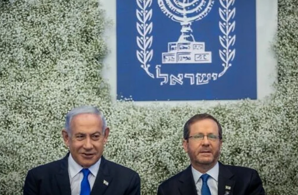 Le Premier ministre Benjamin Netanyahou (à gauche) et le président Isaac Herzog lors d’un événement en l’honneur de soldats distingués à l’occasion du 75e anniversaire de l’indépendance d’Israël, à la résidence présidentielle à Jérusalem, le 26 avril 2023. 