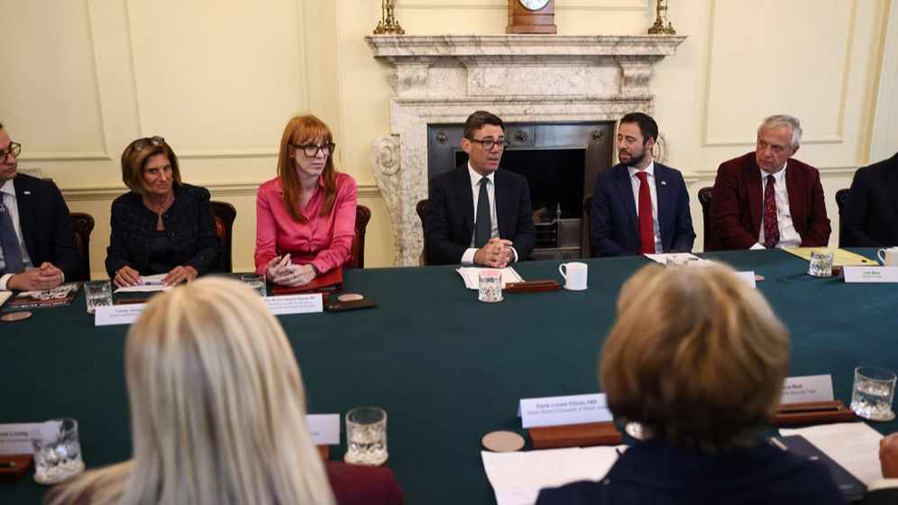 Jack Taylor/Pool Photo via AP Le Premier ministre britannique Andy Burnham, au centre, lors d'une rencontre avec des responsables de la communauté juive, septembre 2026