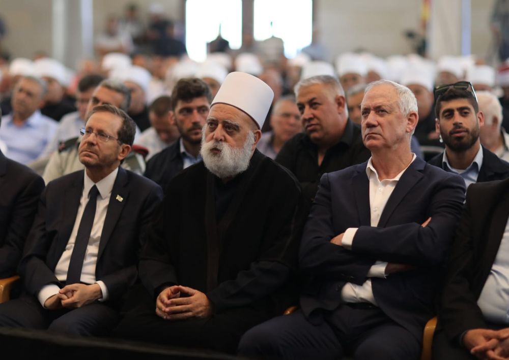 Le président israélien Isaac Herzog (L), Sheikh Moafek Tarif (C) et le ministre israélien de la Défense Benny Gantz célèbrent la fête druze de Ziyarat al-Nabi Shu'ayb au tombeau de Jethro près de Tibériade, Israël, le 25 avril 2022.