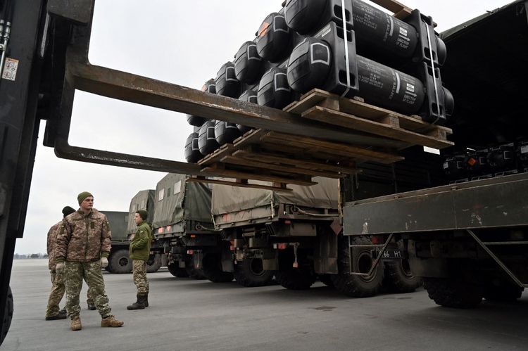 Des militaires ukrainiens chargent un camion avec le FGM-148 Javelin, missile antichar portable américain fourni par les Etats-Unis à l'Ukraine