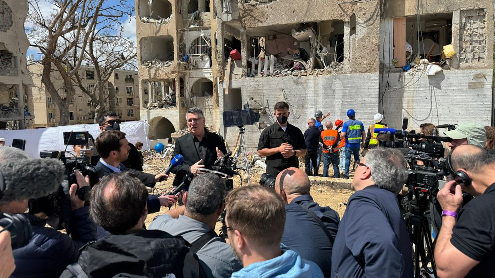 Gideon Sa'ar sur les lieux de l'impact direct de missile iranien à Arad, le 22.03.2026