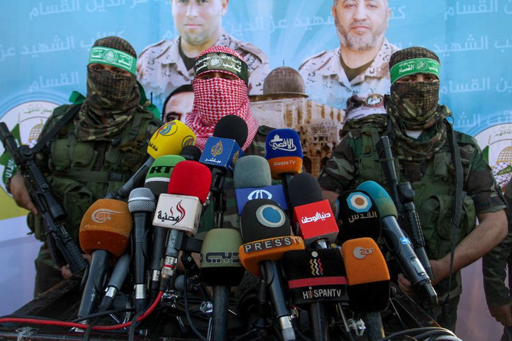 Le porte-parole des Brigades Al-Qassam, la branche militaire du Hamas, Abu Obeida, s'exprime lors d'un défilé militaire anti-israélien des Brigades Al-Qassam