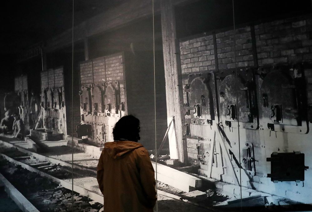 Photo de crématoires utilisés au camp d'extermination nazi d'Auschwitz, au centre commémoratif de la Shoah Yad Vashem à Jérusalem le 20 janvier 2020