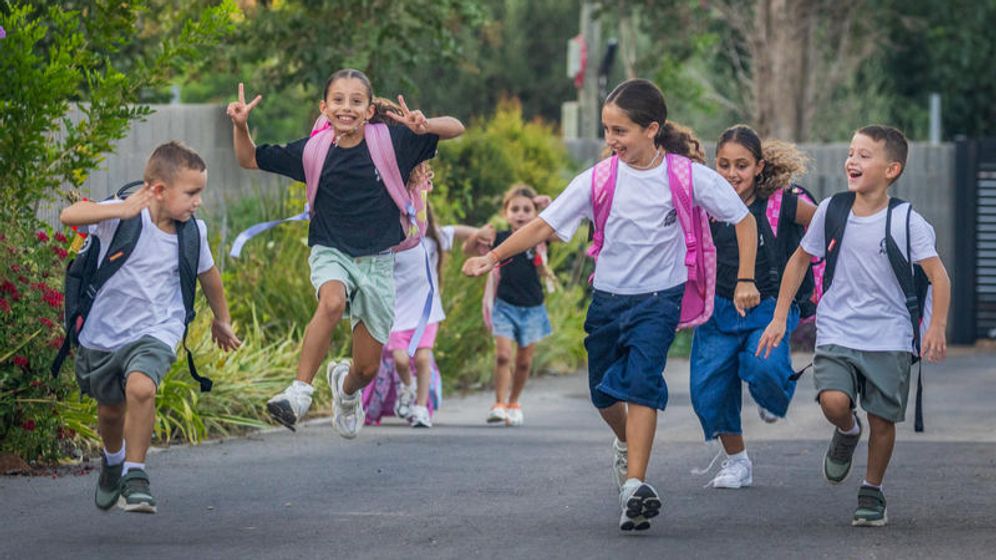 Élèves israéliens sur le chemin de l'école, septembre 2026
