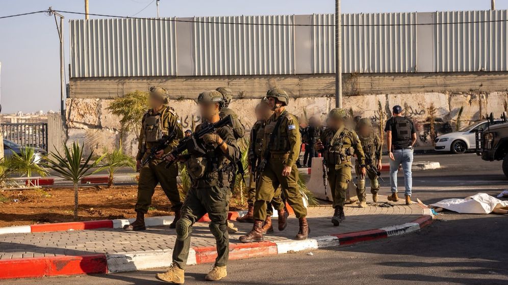 IDF spokeman قوات الأمن في موقع عملية إطلاق النار قرب الخليل، صباح اليوم