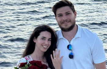 Les otages libérés Sasha Troufanov et Sapir Cohen posent après s'être fiancés sur une photo publiée le 9 juillet 2025 